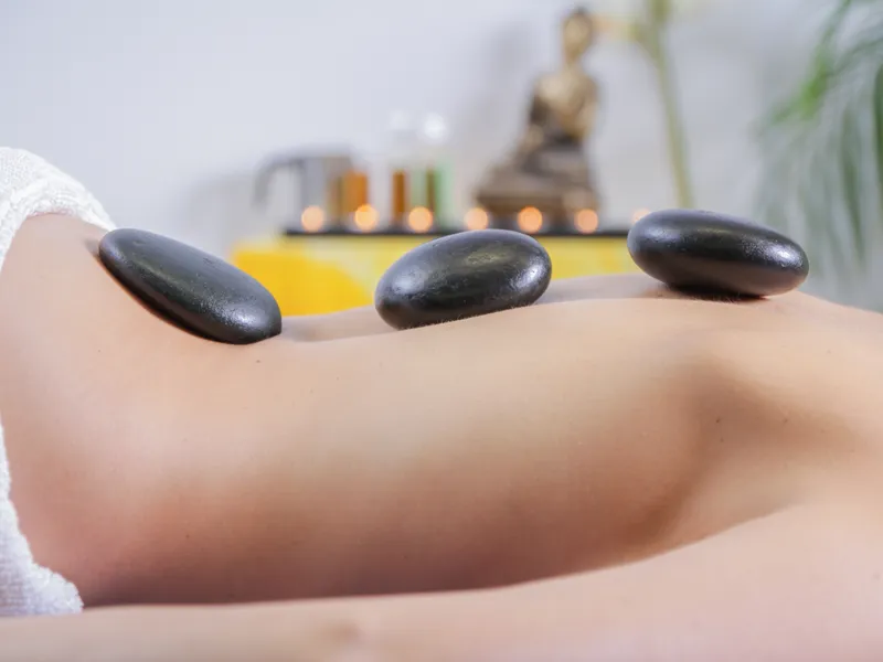 Masaje con piedras calientes en Yeya Fisio-Spa