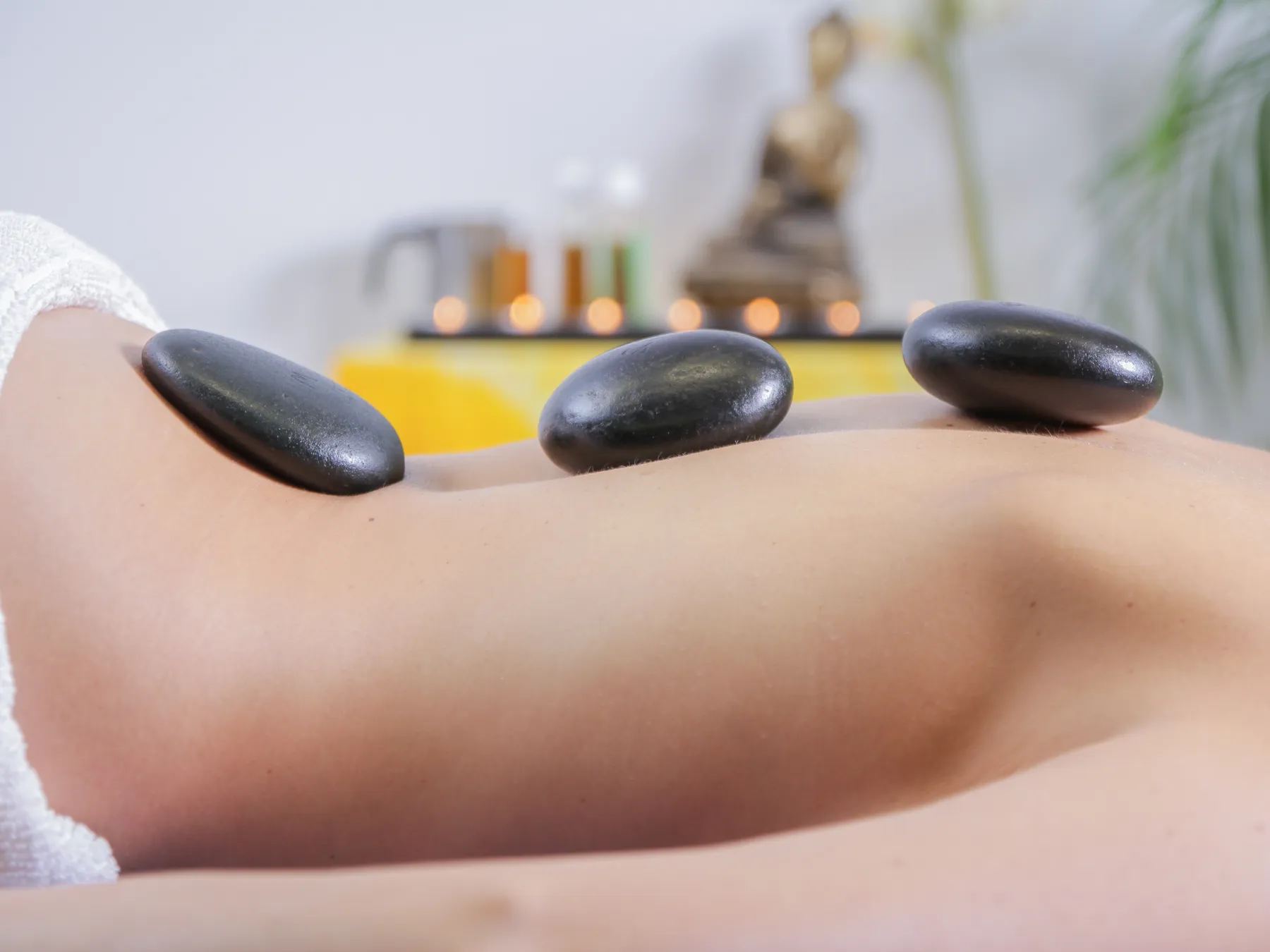 Masaje con piedras calientes en Yeya Fisio-Spa