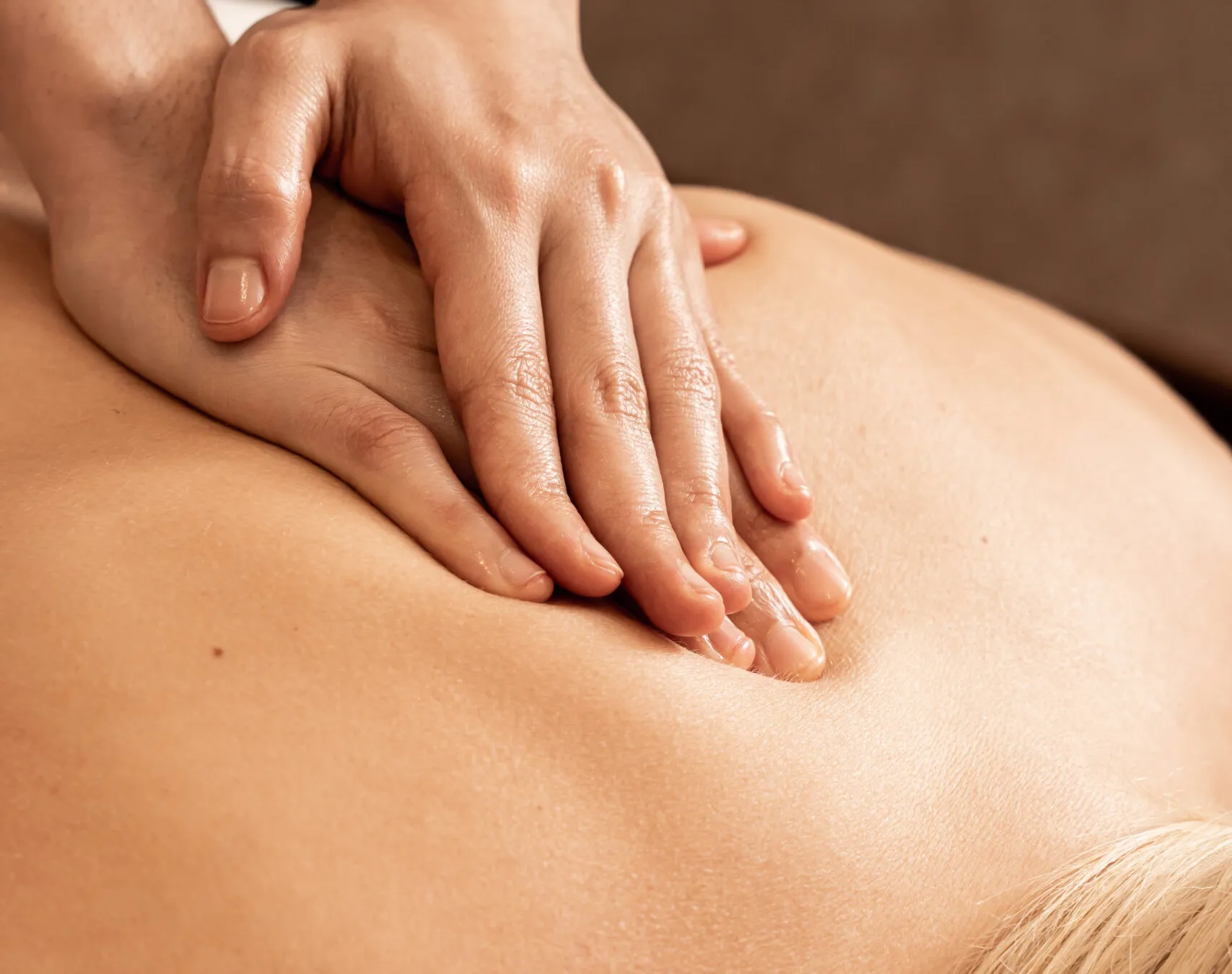 Masaje terapéutico descontracturante en Yeya Fisio-Spa