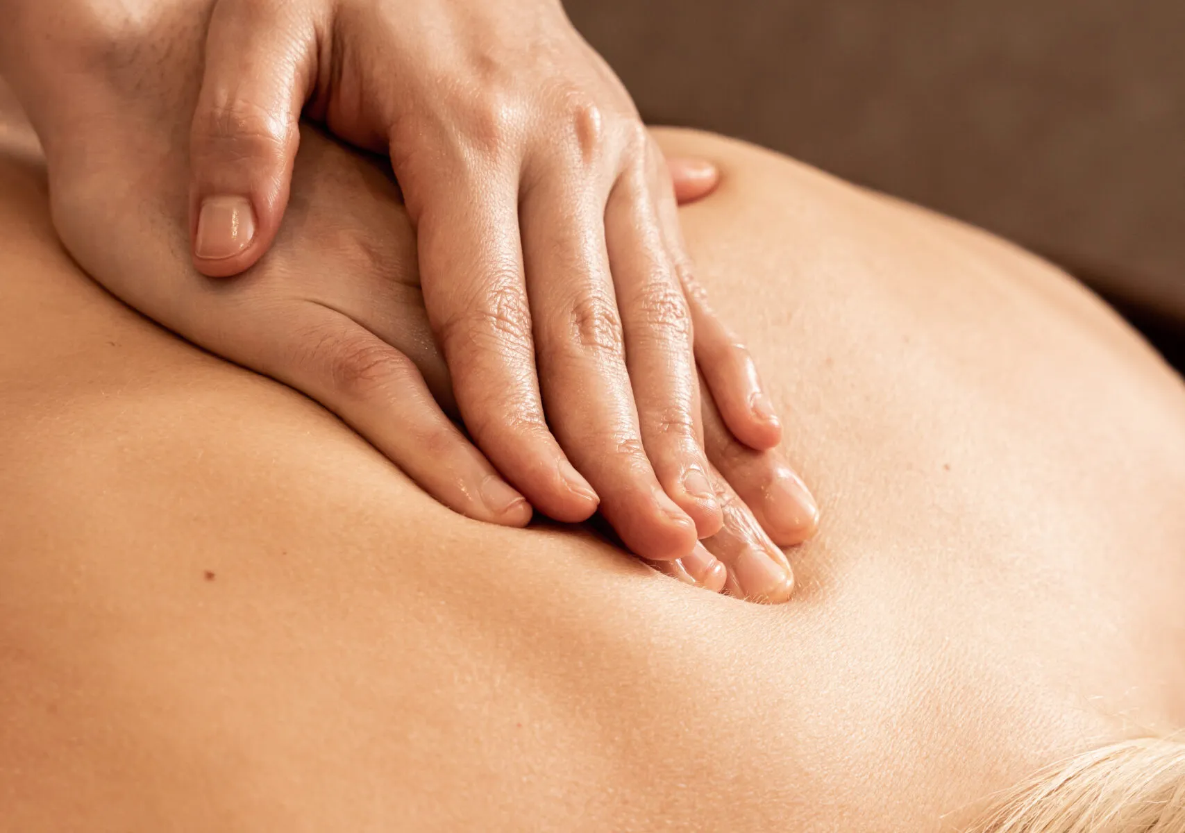 Masaje terapéutico descontracturante en Yeya Fisio-Spa
